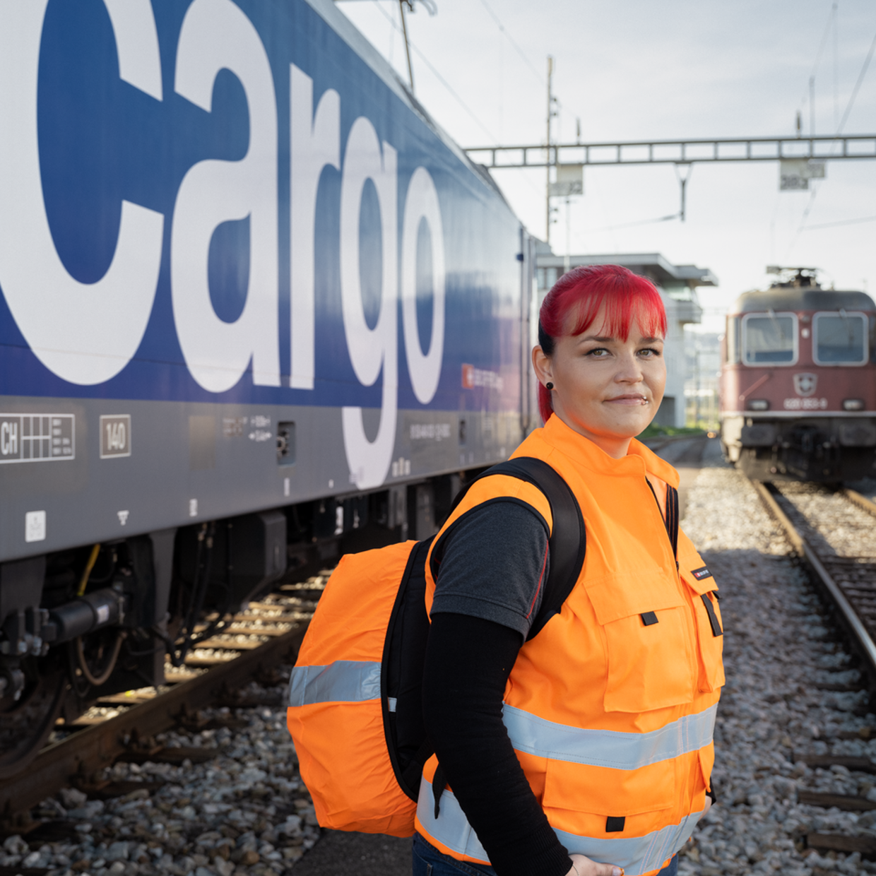 Lokfuehrerin vor SBB Cargo Zug freut sich über GAV Verlängerung